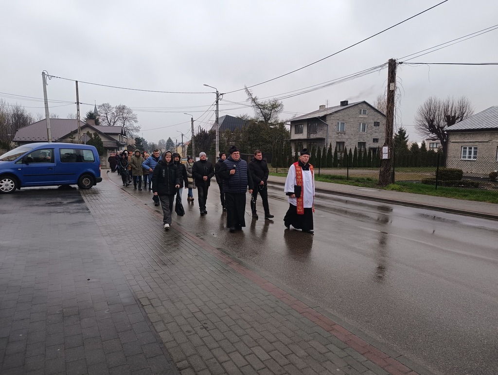 Read more about the article Parafialna Droga Krzyżowa w rekolekcje