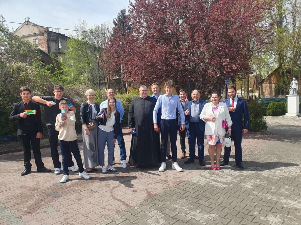 Read more about the article Lany Poniedziałek przy kościele